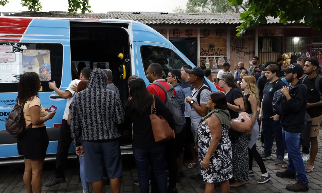 "Entrei na estação para me esconder dos tiros", conta moradora do Rio