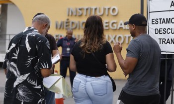 Famílias se cadastram para reconhecer corpos no IML do Rio