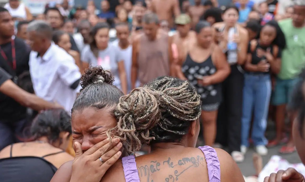 Ativistas denunciam "massacre" em ação policial no Rio