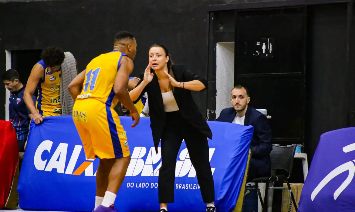 Primeira técnica mulher no NBB, Jelena Todorovic começa com pé direito