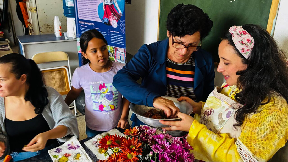 Projeto Onírica leva ateliê itinerante de arte têxtil à ONG Social Skate em Poá 