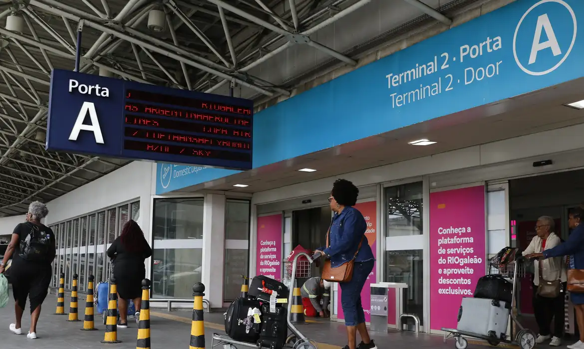 Aéreas flexibilizam remarcação de voos para RJ após operação policial