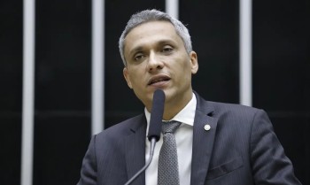Moraes suspende ação penal contra deputado Gustavo Gayer
