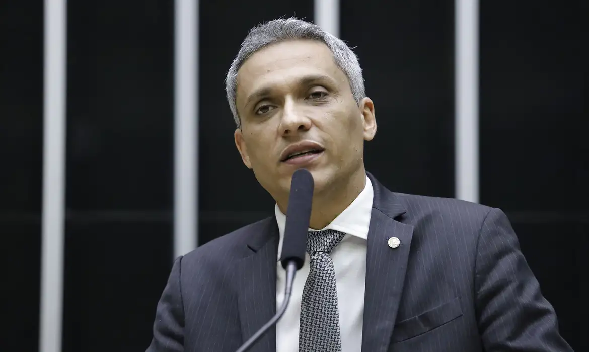 Moraes suspende ação penal contra deputado Gustavo Gayer