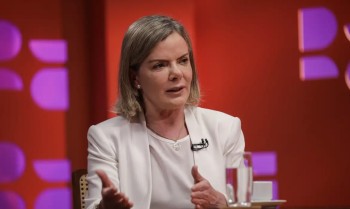 Gleisi diz que políticos de direita querem EUA intervindo no Brasil