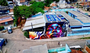 Telhado na Cidade de Deus diz: "Aqui tem crianças, sonhos e famílias"