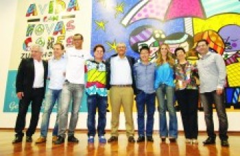 Painel de Romero Britto é inaugurado em escola de Poá