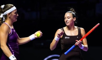 Stefani e Babos vencem russas e se aproximam da semi do WTA Finals