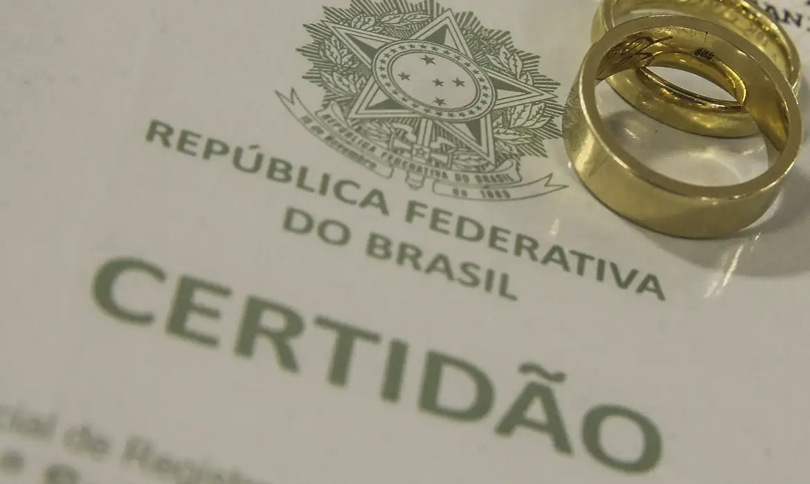 Pela primeira vez, uniões consensuais superam casamento formal no país