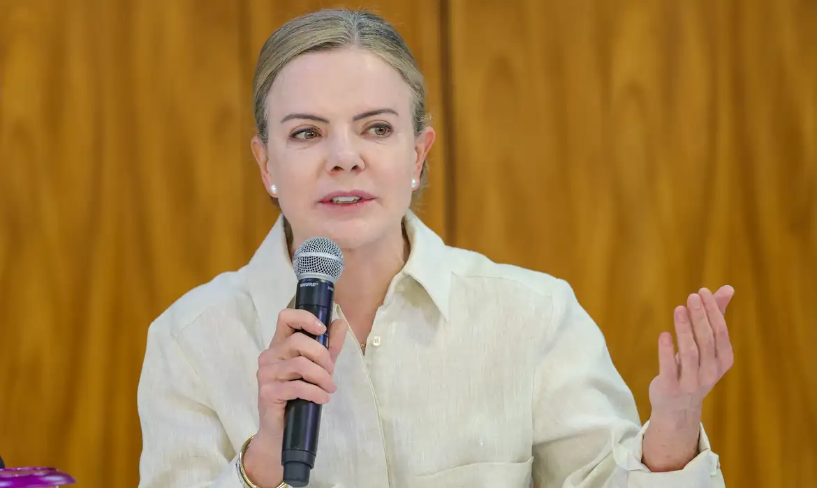 Gleisi divulga apoio a presidenta do México, alvo de assédio