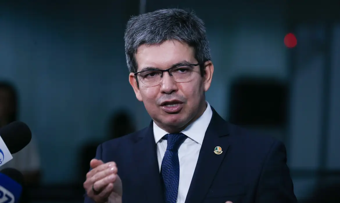 Rotular facções como terroristas não combate crime, diz Randolfe