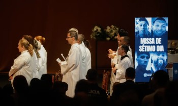 Missa de 7º dia homenageia policiais mortos em operação no Rio