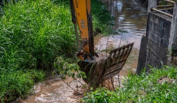 Ribeirão Guararema recebe serviços de limpeza e remoção de sedimentos