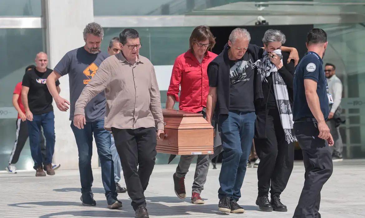 Familiares, amigos e políticos se despedem de Paulo Frateschi na Alesp