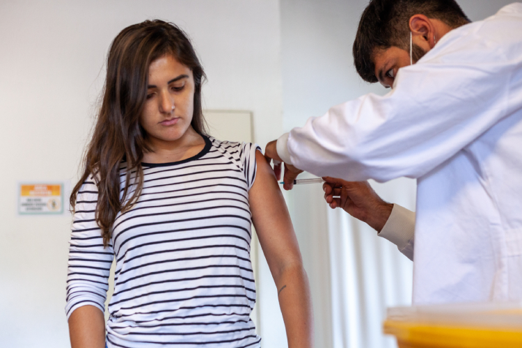 Vacina contra HPV protege contra o câncer, mas ainda precisa de adesão