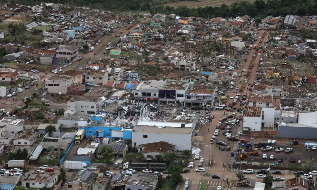 Tornado causa danos em dez municípios gaúchos e 200 mil ficam sem luz