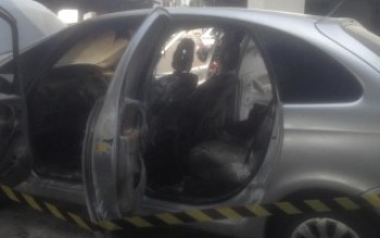 Carro pega fogo em estacionamento na área central de Mogi: