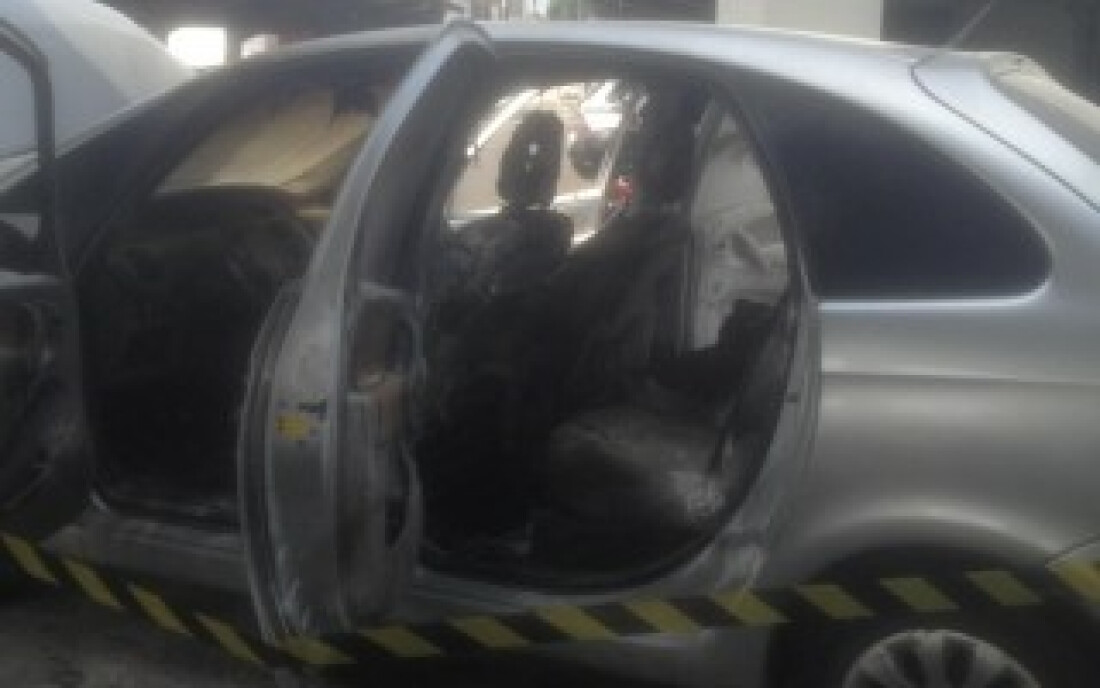 Carro pega fogo em estacionamento na área central de Mogi: