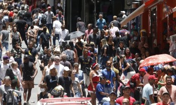 Negros acreditam mais em empresas do que no poder público, diz estudo