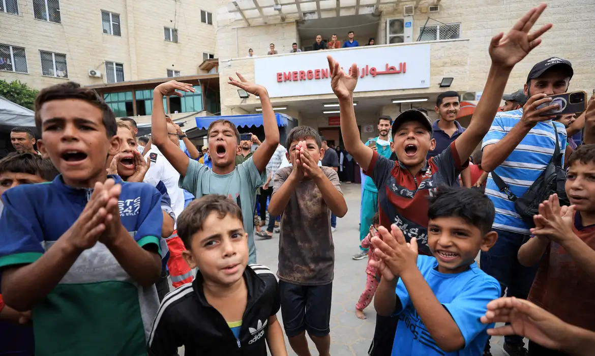 Israel bloqueia 1 milhão de seringas para vacinar crianças em Gaza