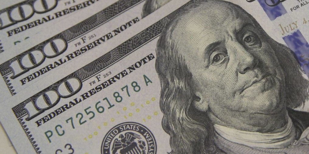 Dólar fecha a R$ 5,21 e acumula queda de mais de 3% na semana