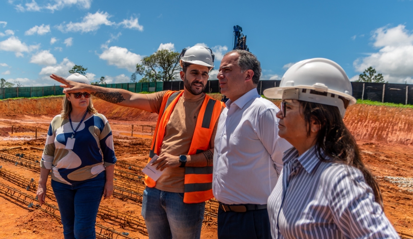 Prefeito em exercício de Mogi vistoria obras do novo Cempre Biritiba Ussú