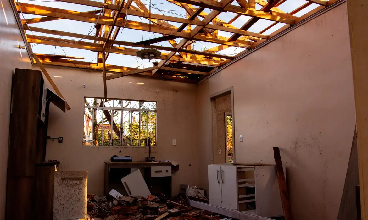 Após tornado, Rio Bonito do Iguaçu começa trabalhos de reconstrução
