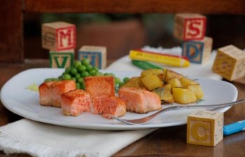 Cubos de salmão com batatinhas assadas