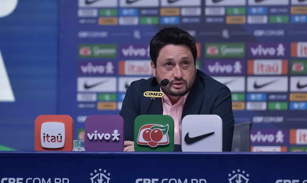 Arthur Elias convoca seleção para últimos amistosos do ano na Europa