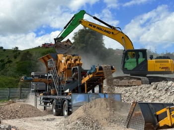 Prefeitura de Guararema transforma material de demolição em cascalho para estradas