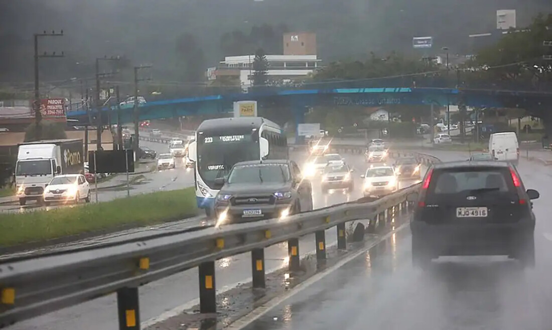 Frente fria deve causar temporais e rajadas de vento em SC