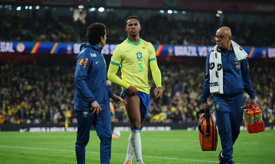 Zagueiro Gabriel Magalhães é cortado da seleção brasileira