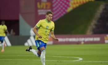 Brasil marca no último minuto e garante vaga na semi do Mundial Sub-17