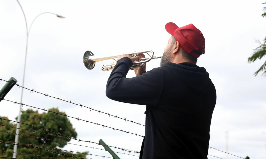 Manifestantes favoráveis e contrários a Bolsonaro fazem atos na PF