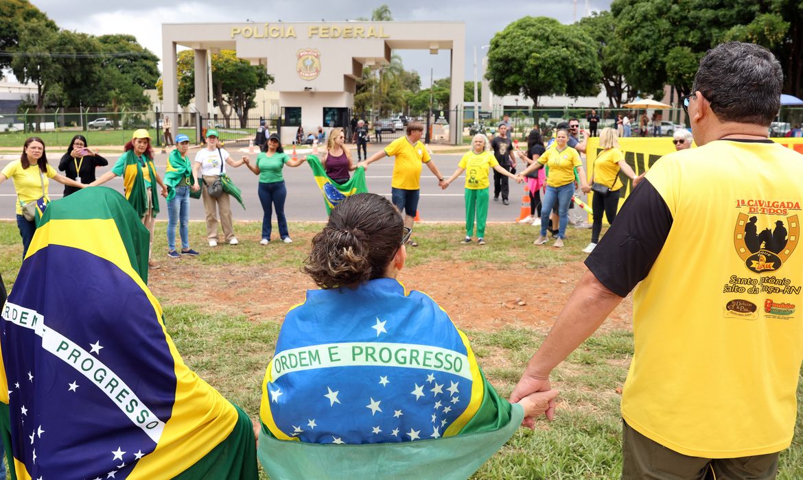 Médico e advogados visitam Bolsonaro antes de audiência de custódia