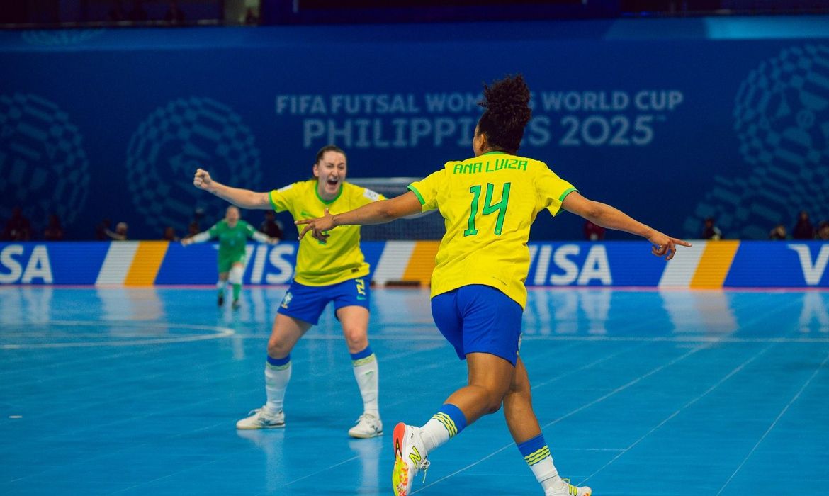 Brasil goleia Irã na estreia da Copa do Mundo de futsal feminino