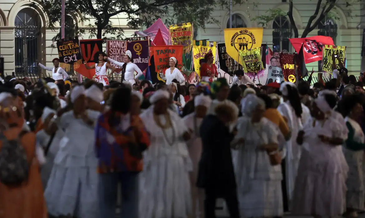 Caravanas saem de SP rumo à Marcha das Mulheres Negras em Brasília