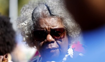 "Cada passo, cada pé, reivindica o direito à vida", diz escritora