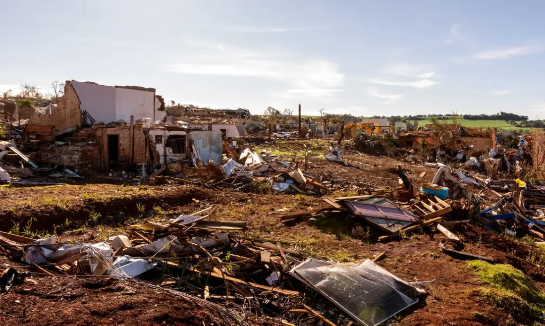 Saúde instala consultórios móveis em cidade devastada por tornado