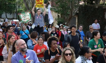 Manifestantes protestam contra entrada de PMs armados em escola de SP