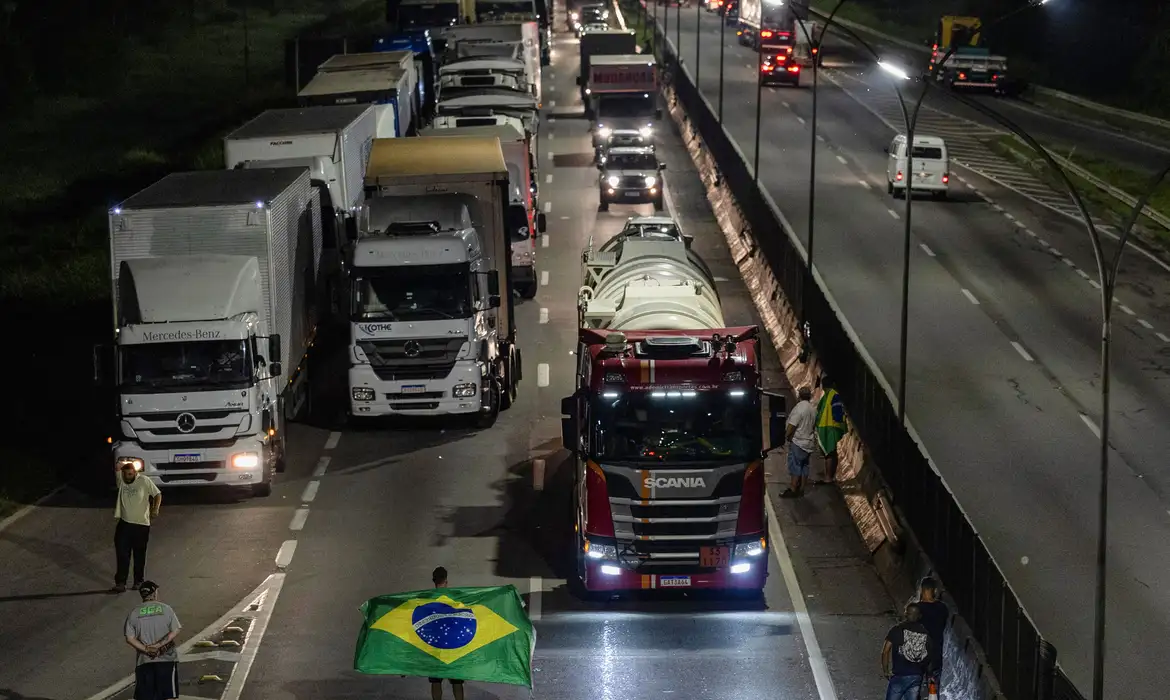 MPF processa caminhoneiros que bloquearam Via Dutra em 2022 