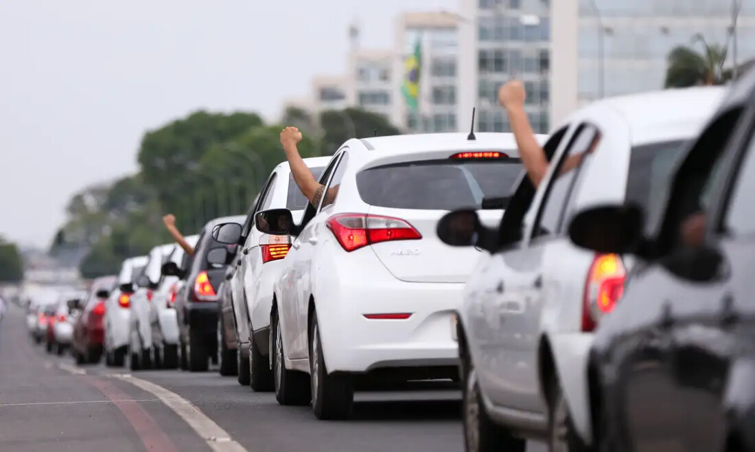 Motoristas de aplicativo caíram no “conto do vigário”, diz Sakamoto