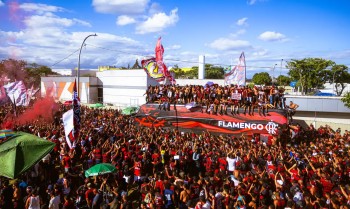 Flamengo embarca para final da Libertadores com festa da torcida