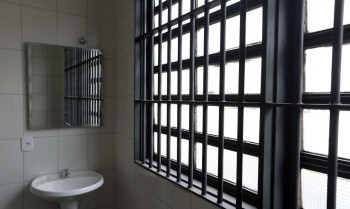 Crise climática expõe presos a ambientes insalubres, alerta DPU