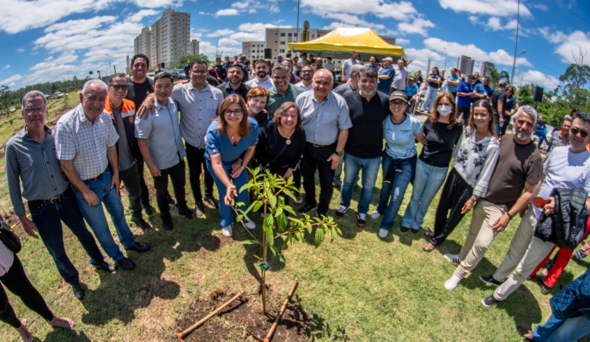 Prefeita Mara Bertaiolli participa de plantio de 730 mudas