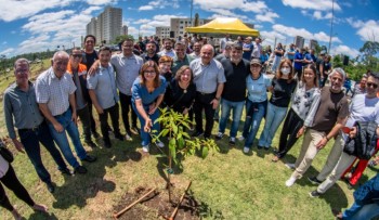 Prefeita Mara Bertaiolli participa de plantio de 730 mudas