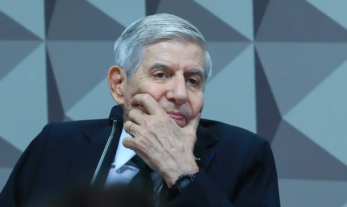 Moraes pede comprovação de histórico clínico de Augusto Heleno