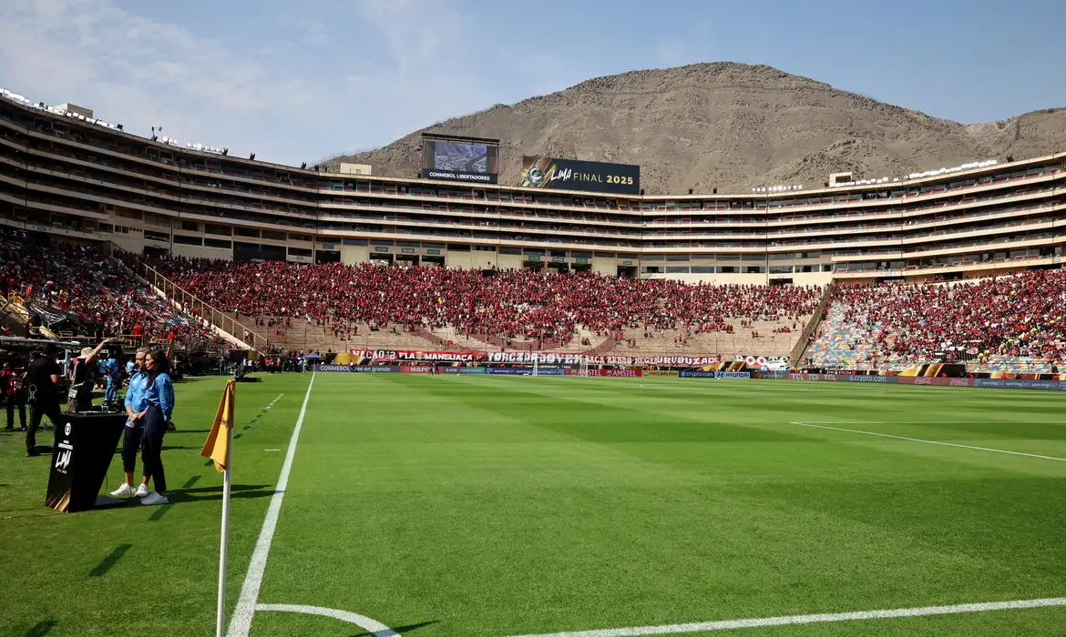 Ônibus atrasa e final da Libertadores começará às 18h15 (de Brasília)