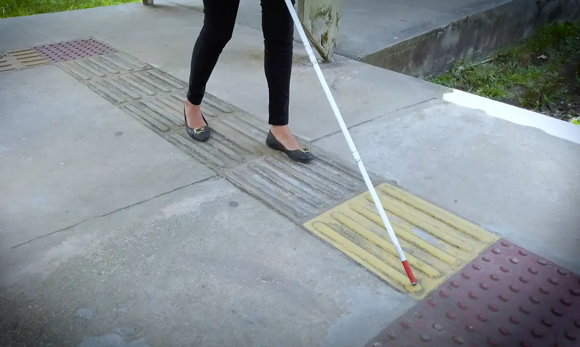 Hoje é Dia: Dezembro Vermelho, pessoas com deficiência e samba em foco