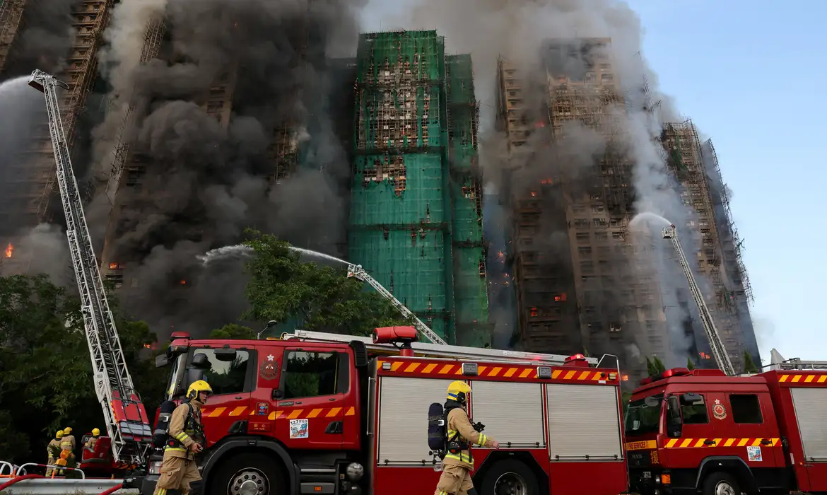 Pessoas se reúnem em local de incêndio em Hong Kong